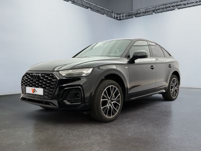 une Audi QX 2020 grise garée dans un garage