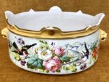 un bol blanc orné de fleurs et d'oiseaux peints