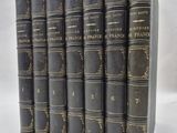 six vieux livres sont alignés sur une surface blanche