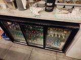 un comptoir sur lequel sont posées plusieurs boissons