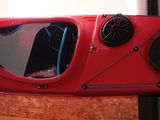 un kayak rouge accroché au mur d'une pièce