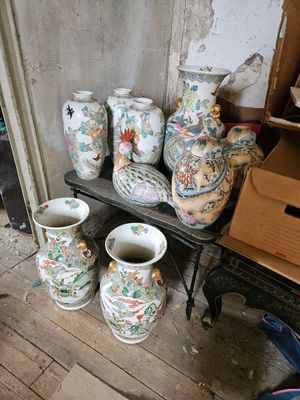 de nombreux vases posés sur une étagère dans une pièce