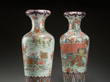 paire de vases chinois ornés de motifs floraux sur fond noir
