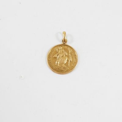 gros plan d'une pièce d'or sur une surface blanche