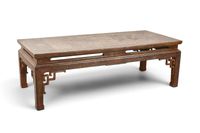 CHINE XXème. TABLE BASSE en bois sculpté à légère patine pol…