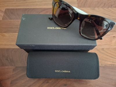 une paire de lunettes de soleil posée sur une boîte