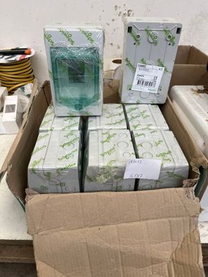 plusieurs boîtes de savon posées sur une table dans une pièce