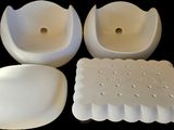 trois morceaux de plastique posés sur une table