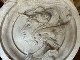 une assiette sur laquelle est représenté un dragon