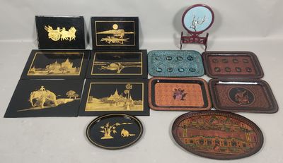 plusieurs types de plateaux décoratifs et une horloge posés sur une table