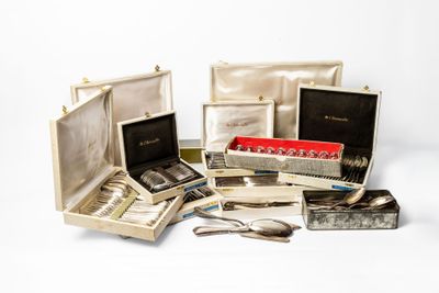 de nombreux couverts dans un coffret posé sur une surface blanche