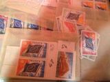 une pile de timbres posée sur une table