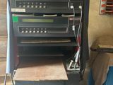 une pile d'appareils électroniques posée sur une table