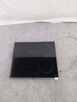 une plaque de cuisson noire équipée de deux feux