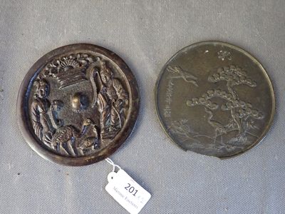 deux pièces d'argent posées l'une à côté de l'autre sur une table