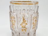 un vase en verre orné d'un motif doré
