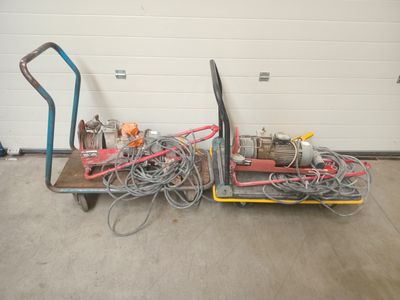 un chariot sur lequel sont posés tout un tas de fils