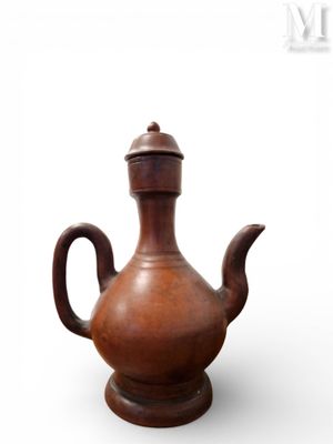 une théière marron avec une anse en bois sur fond blanc