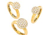 une paire de bagues en or serties de diamants sur fond blanc