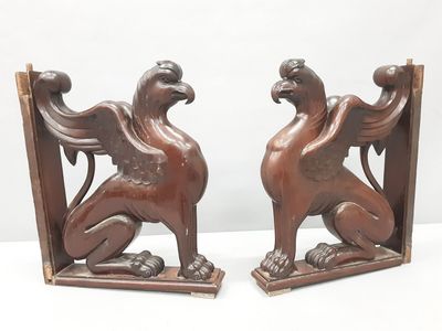 paire de serre-livres anciens en bois représentant un lion et un oiseau
