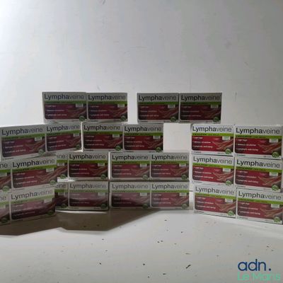 il y a plein de types différents de balles à lèvres sur la table