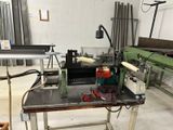 une machine posée sur une table dans une pièce
