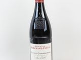 la bouteille de vin est posée sur la table, prête à être consommée