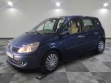 une photo d'une voiture bleue garée dans un garage
