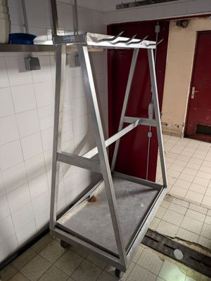 une échelle au milieu d'une pièce en cours de rénovation