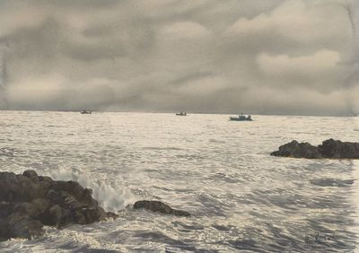 de nombreux bateaux qui naviguent en pleine mer par temps nuageux
