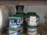 de nombreux pots de peinture sur les étagères du magasin