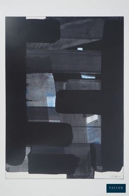 une image représentant une peinture abstraite en noir et blanc sur fond blanc