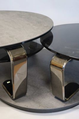 deux tables posées côte à côte sur une table