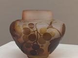 un vase en verre posé sur une table blanche