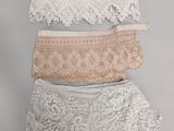 trois paires de culottes ornées de dentelle sur fond gris