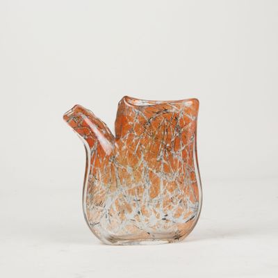 ANONYME Vase à bec en verre à décor intercalaire orange et n…