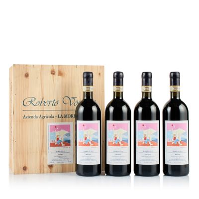 trois bouteilles de vin rouge devant une caisse en bois