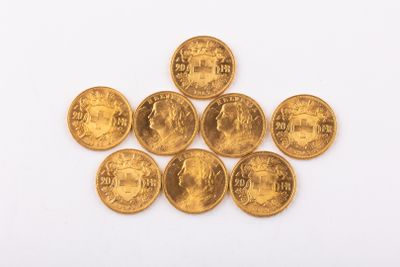 gros plan d'une pile de pièces d'or sur une surface blanche