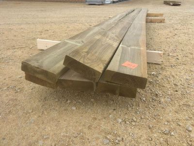 plusieurs morceaux de bois sont empilés les uns sur les autres dans la terre