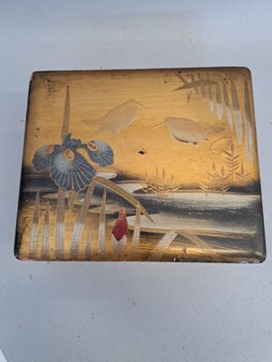 Japon, boîte en laque ouvrant à un abattant à décor d'oiseau…