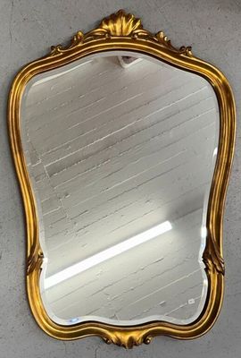 un miroir accroché au mur d'une pièce