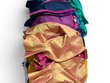un tas de vêtements posé sur une surface blanche