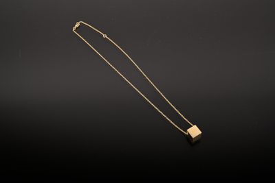 Collier "moderniste" or jaune 750/1000ème constitué d'un cub…