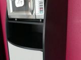 un micro-ondes posé sur une étagère noire et blanche