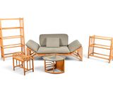un canapé, une chaise, une table et une bibliothèque sur fond blanc