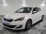 la voiture blanche est garée sur un sol en damier dans le garage