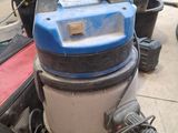 un aspirateur posé sur le sol de la pièce