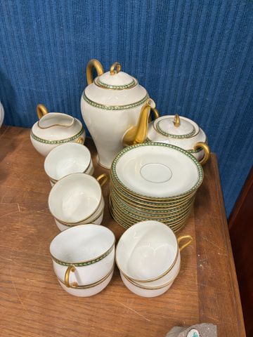 Partie de service à café en porcelaine de limoges à décor de file