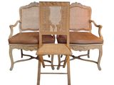 deux chaises et une table sur laquelle sont posées une chaise et une autre chaise