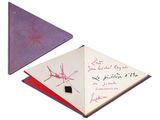 un petit bout de papier sur lequel il y a quelque chose d'écrit